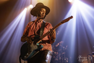 Fantastic Negrito à la guitare