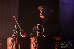 Fatoma Dembele aux percussions pour Orange Blossom